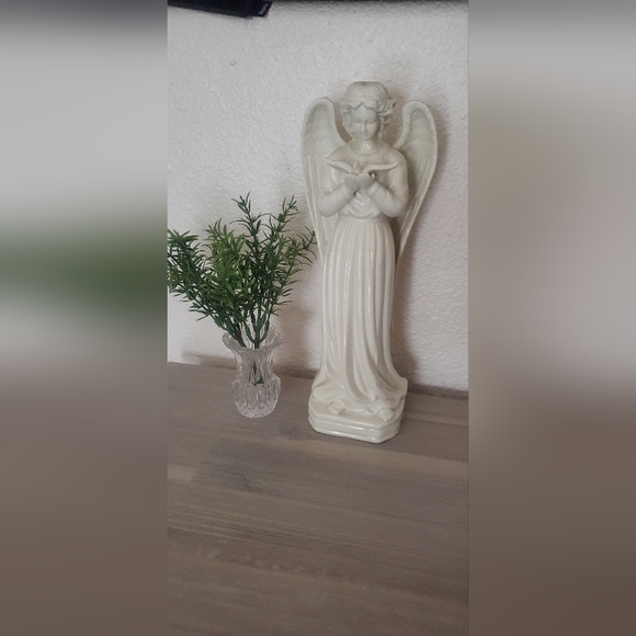 Ceramic Angel holding Dove 🕊 Measures 11.5" tall - Picture 2 of 6